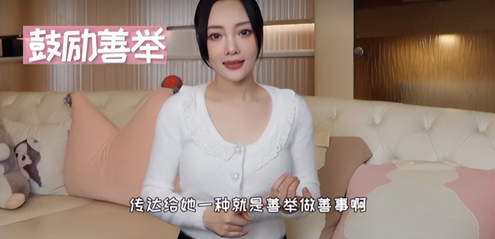 贾云馨|9岁甜馨小区喂流浪猫！和朋友跳皮筋好欢快，打扮潮流身高出众