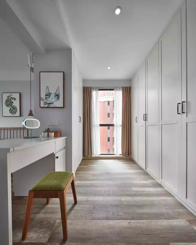 到朋友家参观，一进大门就看到一个多功能鞋柜，非常漂亮！