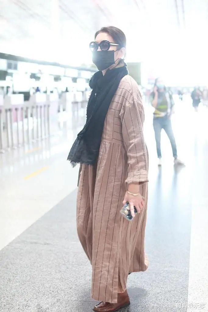 倪萍|倪萍穿汉服色彩个性鲜明，似画中走出的人物，但仍难掩老态！