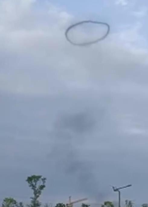 成都天空突现巨大“环状”不明物,并非天外来物,为人类制造物
