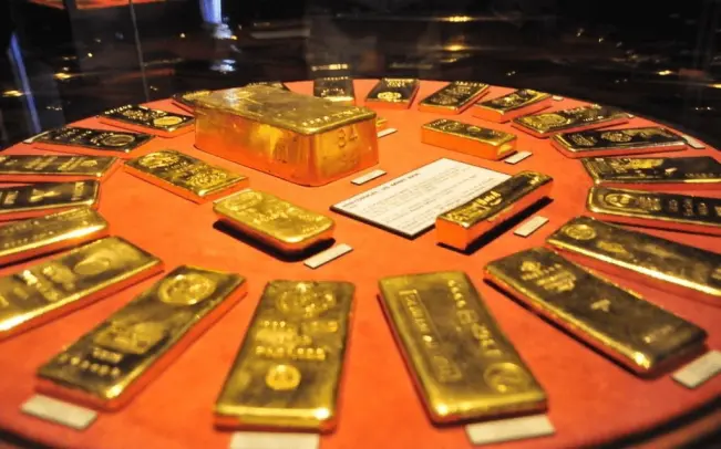 在地球的内部有四亿亿吨的黄金,还有好多人工合成的,为什么金价一直不跌?