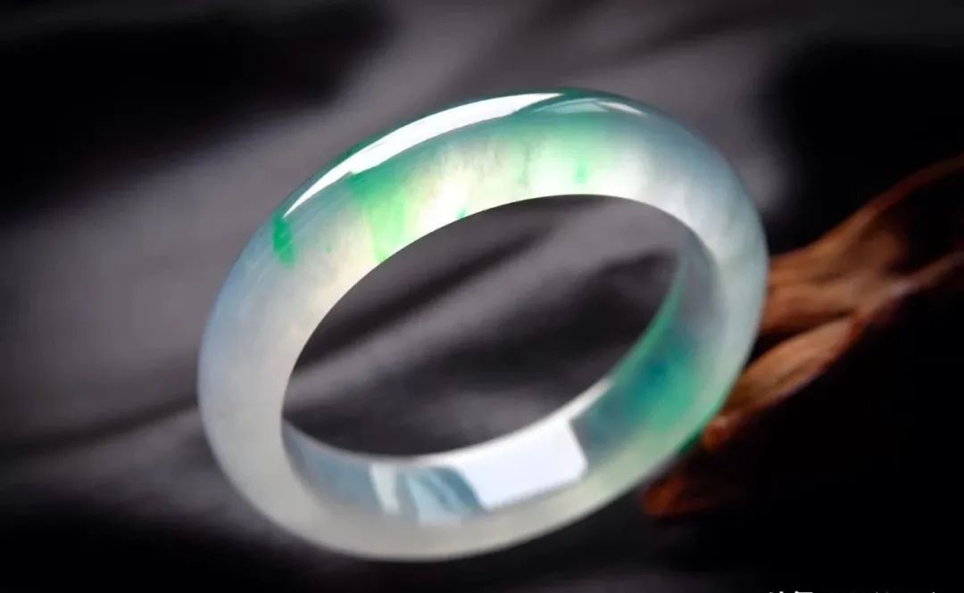 翡翠|翡翠真的会“变色”吗?不同光源下的“它们”怎么了?我来为你揭秘!