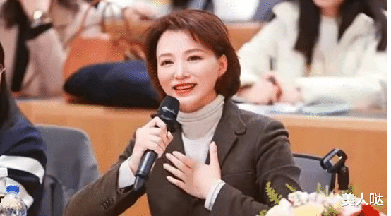 董卿|49岁董卿直播生图曝光，发际线告急大脑门突出，气质全靠衣品撑起