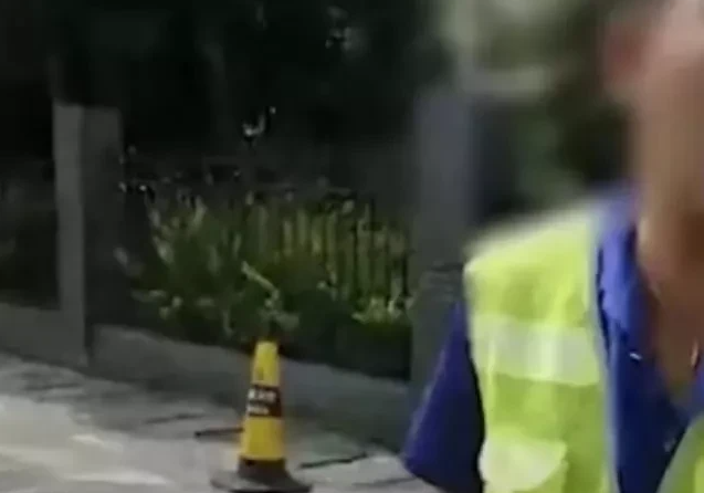 男子拉一车香蕉过收费站被要求收费,收费员:请证明你拉的是香蕉