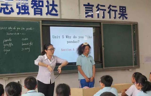 表情包|00后男教师“阅卷”走红,自创表情包惊艳了家长,老教师也夸赞好