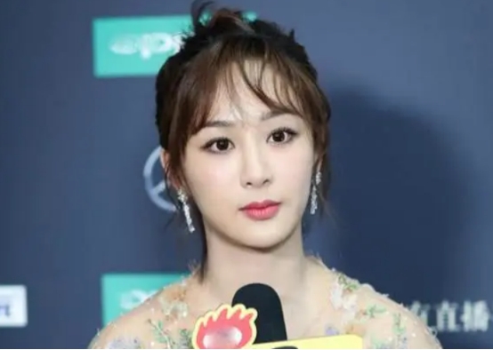 杨紫|杨紫近照再惹争议！面部僵硬似整容，苹果肌浮肿被吐槽像发面馒头