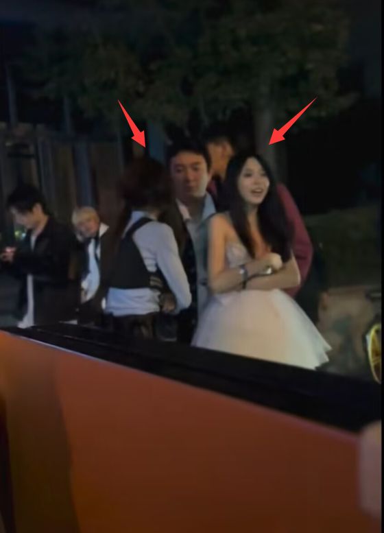 王思聪|王思聪酒吧玩到散场，两女生紧跟身后，穿着单薄冻得发抖