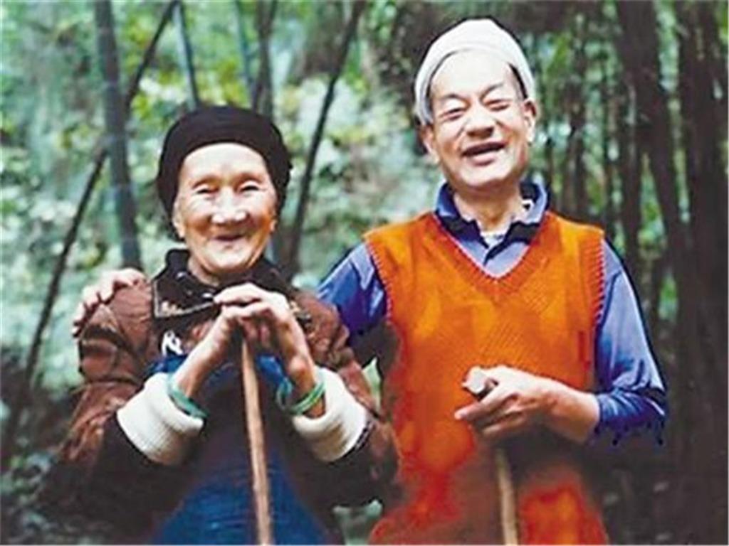 19岁小伙爱上29岁寡妇,不顾冷眼与其私奔,50年后造出爱情天梯