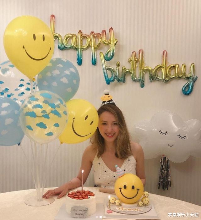 何超云|何超云感情升温，和未婚夫秀恩爱，在海边画上爱心大图案