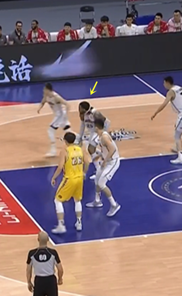 穿衣搭配 贼逗！又掉发带，莫兰德捡起后随手一戴，解说神调侃：变成脖套了