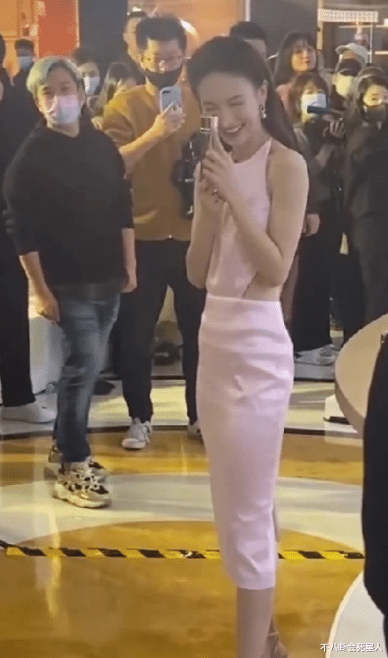 |瘦而不柴的女星身材赏心悦目，排骨胸、大头娃娃、畸形后背快走开