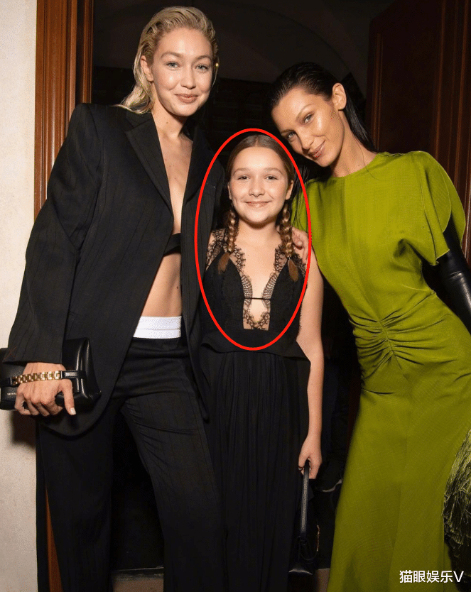 哈珀·贝克汉姆|贝克汉姆11岁女儿穿深V扮相成熟，双臂粗壮显眼，体态不尽如人意