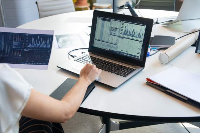 |为何很多聪明人都装傻?学会在这三个工作岗位中装傻,让你如鱼得水