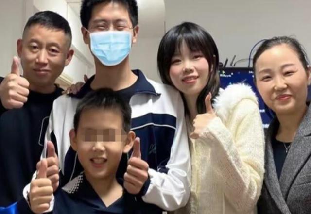 |孙海洋晒生活画面，一家人幸福，网友：有爸妈疼就是不一般