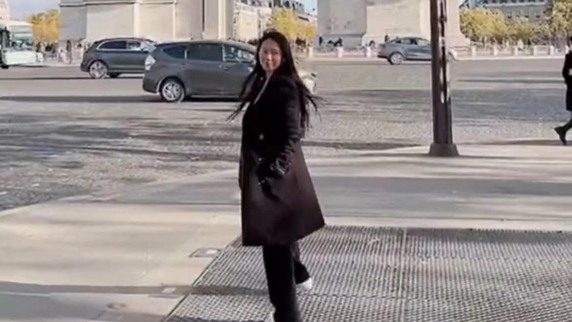 伊能静|54岁伊能静暂居海外玩乐，在凯旋门素颜凹造型，独自出国见前夫儿