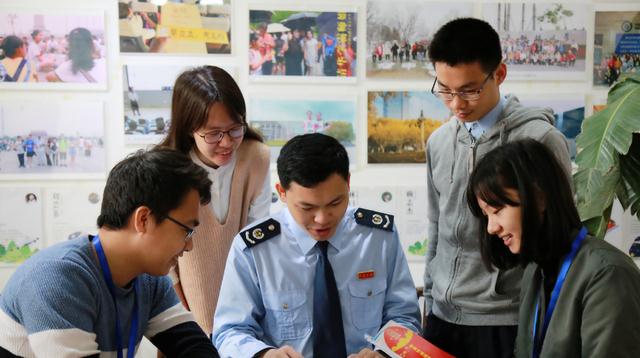 招聘|如今大学生都是“穷忙族”,努力工作的工资只能维持生活,太无奈