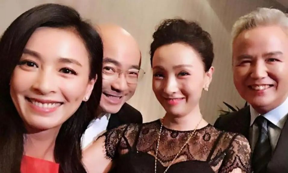 明道|明道近况曝光，已回台照顾患病母亲，两岁儿子帮奶奶推轮椅好暖心