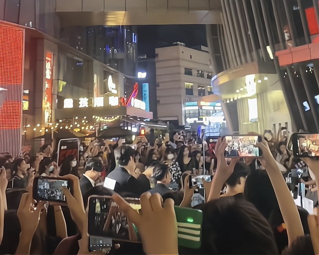 演唱会|湖南两女子去看演唱会，为拍到明星，两人上演“叠罗汉”