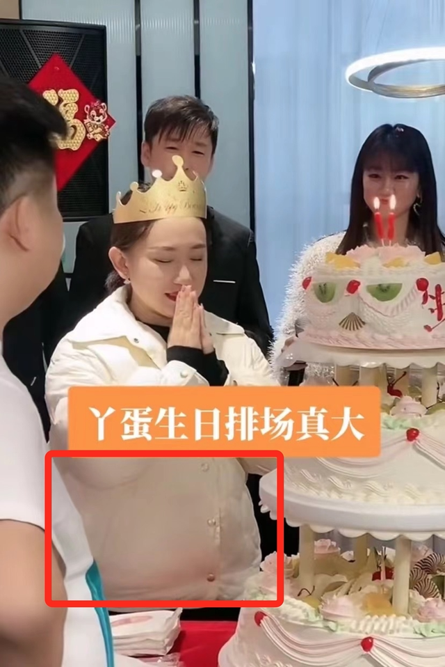 小鹏飞|丫蛋现身医院产检！肚大如箩疑怀三胎，二婚老公喊话儿子激动难掩