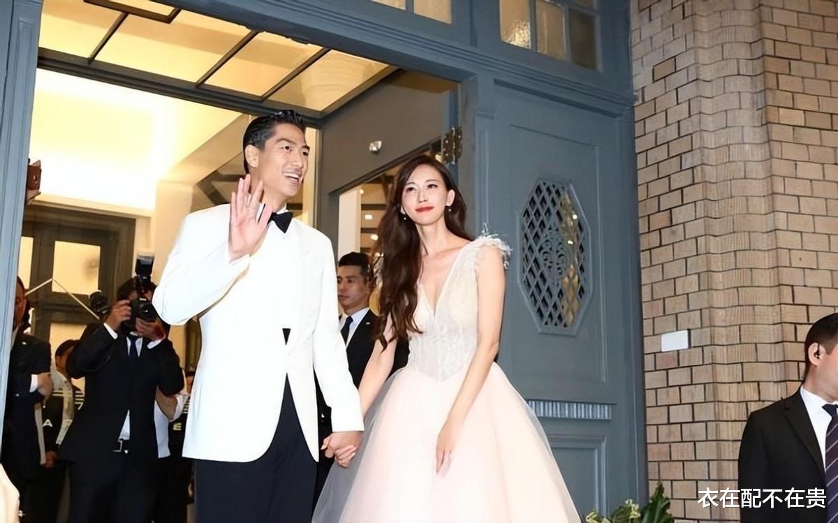 林志玲|林志玲与日本老公同框，穿公主裙优雅减龄，结婚后越来越有少女感