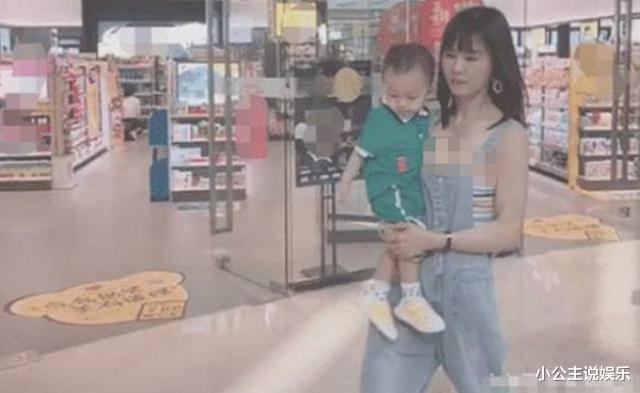 补钙 “最嫩奶奶”走红，带孙子出门被认是妈妈，网友：孩子缺爷爷吗
