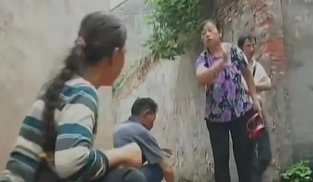 83岁失明老人睡猪圈，冬天被撵出门，儿女：楼房要装修，猪圈挺好