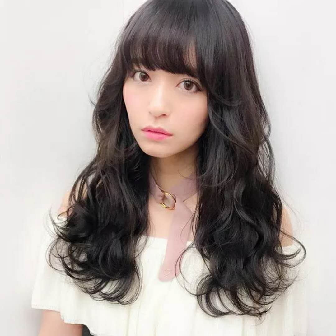 发型 35岁左右的女性想烫发，有什么洋气好看又不显老的发型推荐吗？