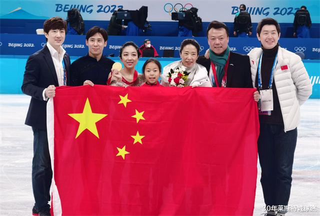 韩聪|赵宏博入戏太逗！戴着韩聪金牌合影完忘摘，隋文静感恩把花送申雪