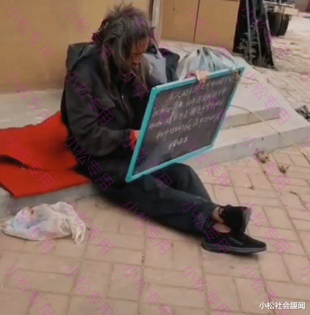 德州|山东德州:老人坐在路边写简历,中英文随意切换,不知经历了什么