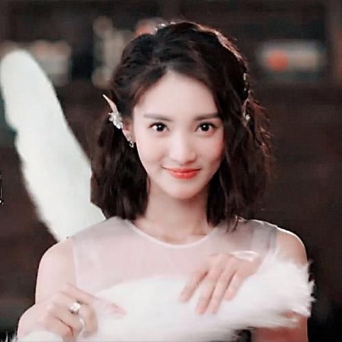 金晨|“内娱海后”金晨的甜性蜜爱：靠美貌征服了9个男人，只爱帅弟弟