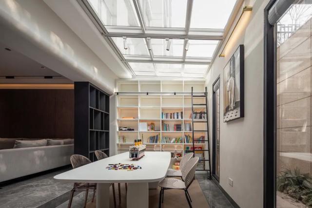 437㎡现代轻奢，玻璃屋顶引入自然光，定制儿童房很有童趣感