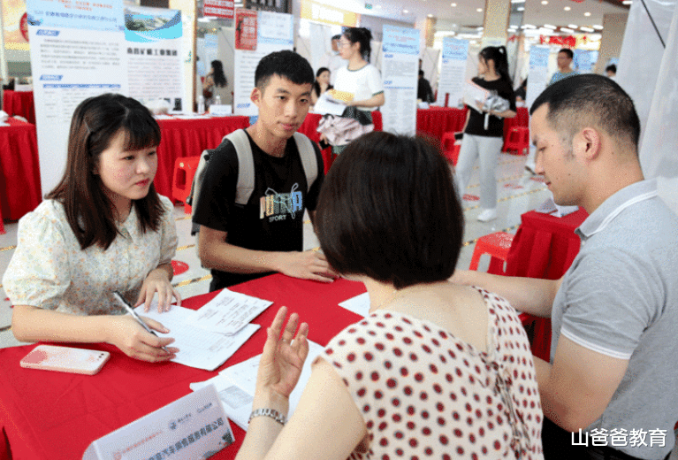 |“新兴职业”深受大学生青睐,收入远超铁饭碗,但父母却不能认同