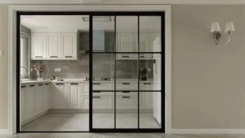 德国人都不爱在厨房装推拉门，反而喜欢装这种门，漂亮实用不占地