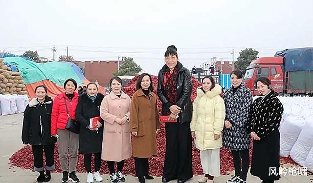 郑海霞|55岁女篮巨人郑海霞近况：双腿弯曲无子女陪伴，丈夫很少露面