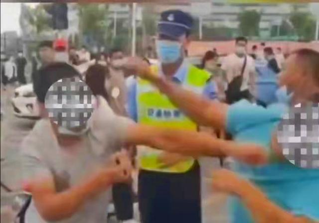 郑州2男子大街上打的难舍难分,交警都插不上手,网友:卧龙凤雏