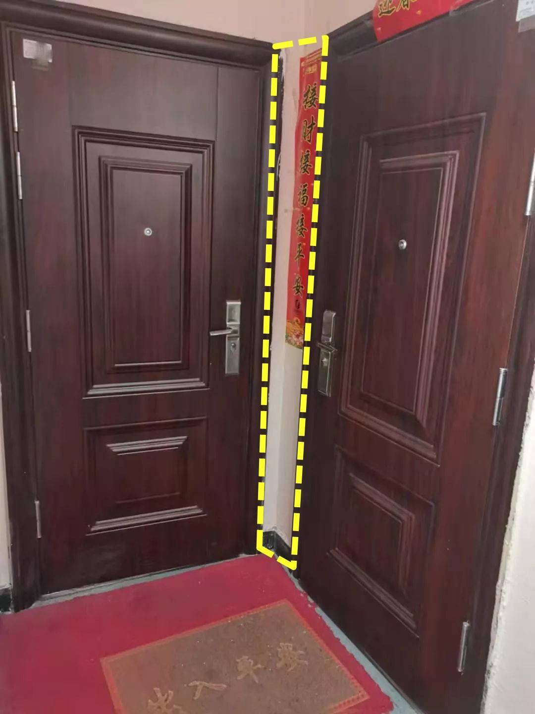 两梯四户住得很是憋屈，入户门“打架”，两家不能同时开门！