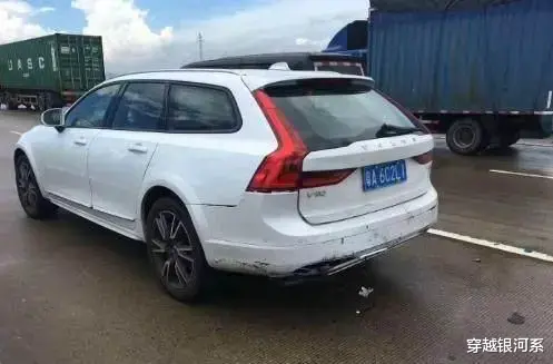 高速上撞钢卷,130的速度车主仅破皮,沃尔沃认不认输?