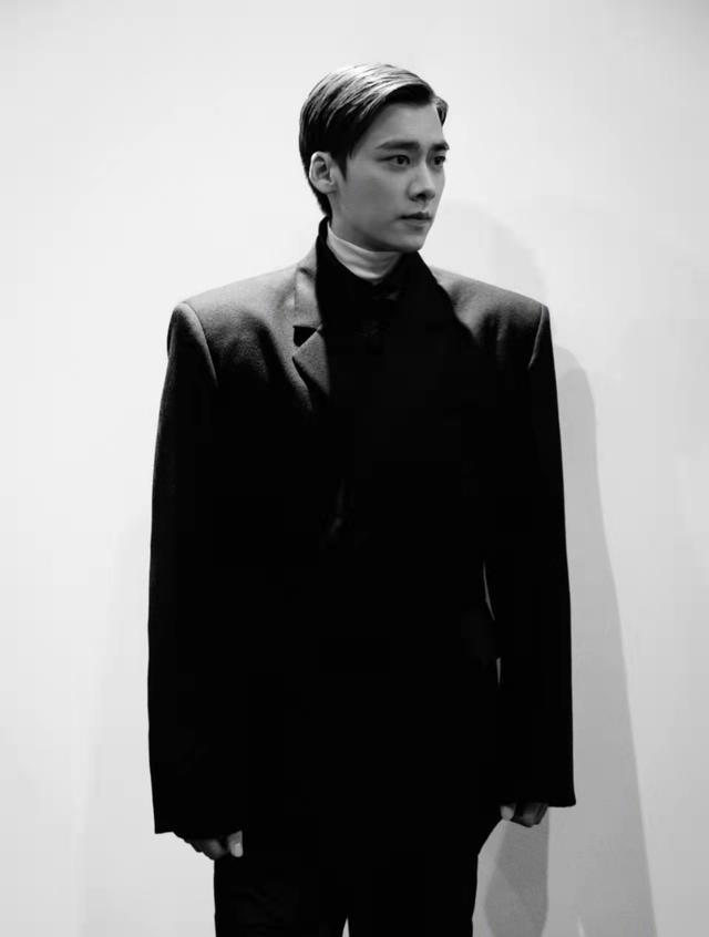 李易峰|蔡徐坤粉丝向普拉达要说法：李易峰的title为啥比蔡徐坤高？