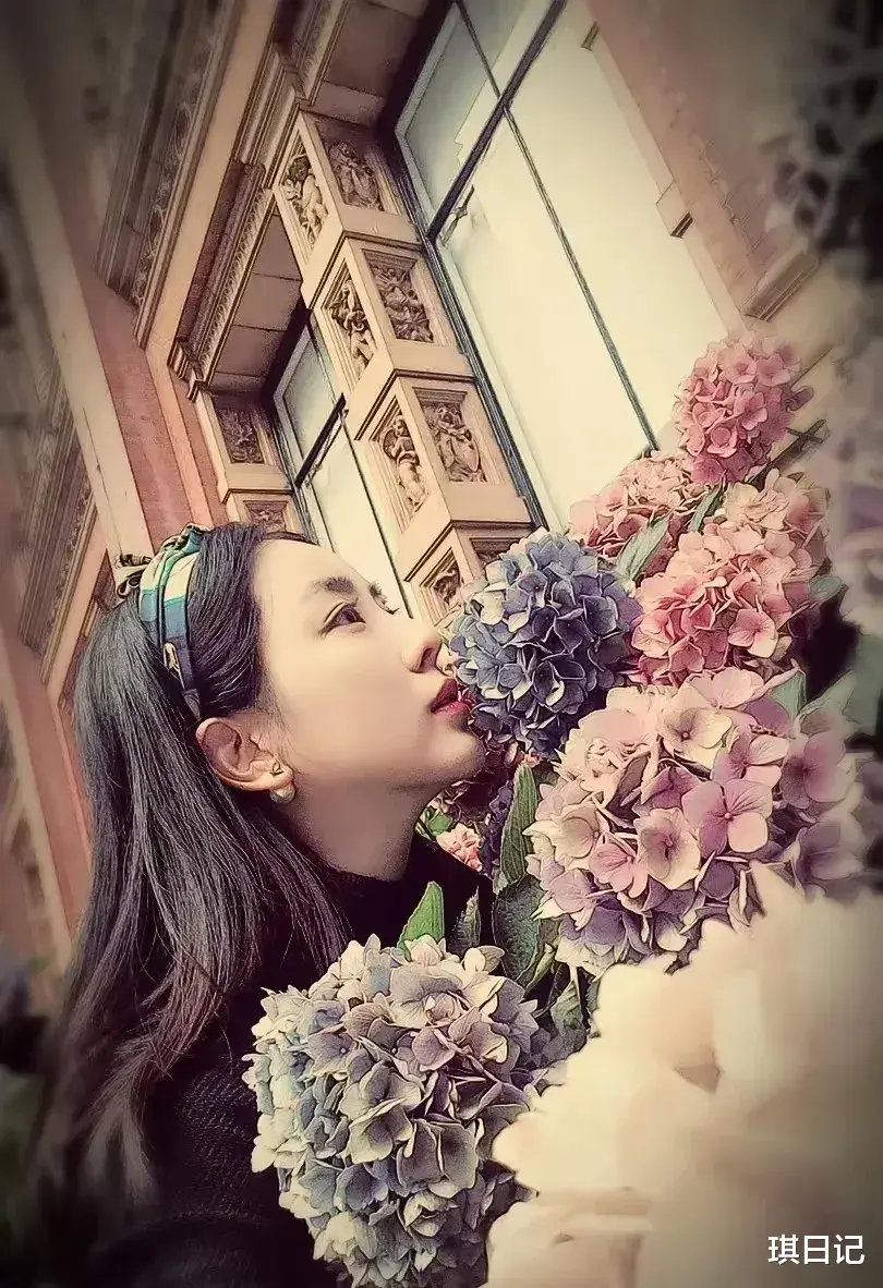 “央视一姐”李思思美到国外去了！漫步在国外街头，身穿一款黑色印花短裙，优雅大气