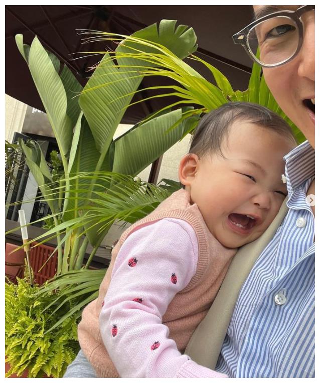 朱珠|朱珠老公晒女儿萌照，1岁王珠宝头发稀疏单眼皮，和爸爸越长越像
