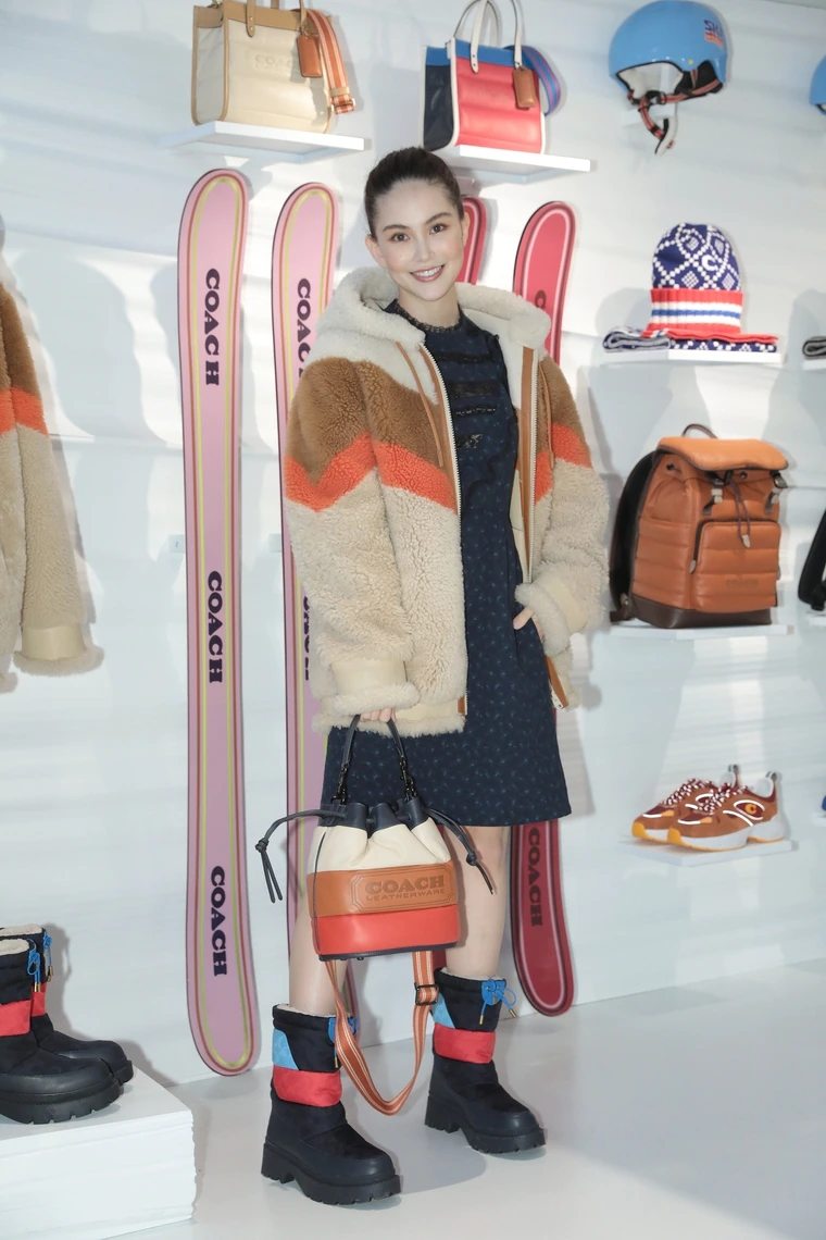 昆凌|周杰伦晒昆凌孕照官宣第三胎喜讯，去年11月昆凌曾因孕期不适晕倒