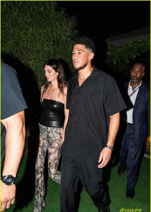 凯莉·詹娜|太般配！布克携女友出席活动詹娜抹胸皮衣+修身长裤勾勒完美身材