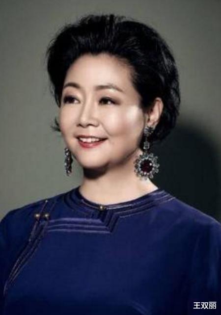 萨日娜|6年没戏拍，38岁给李幼斌当“老婆”，结婚不到年龄被罚200块