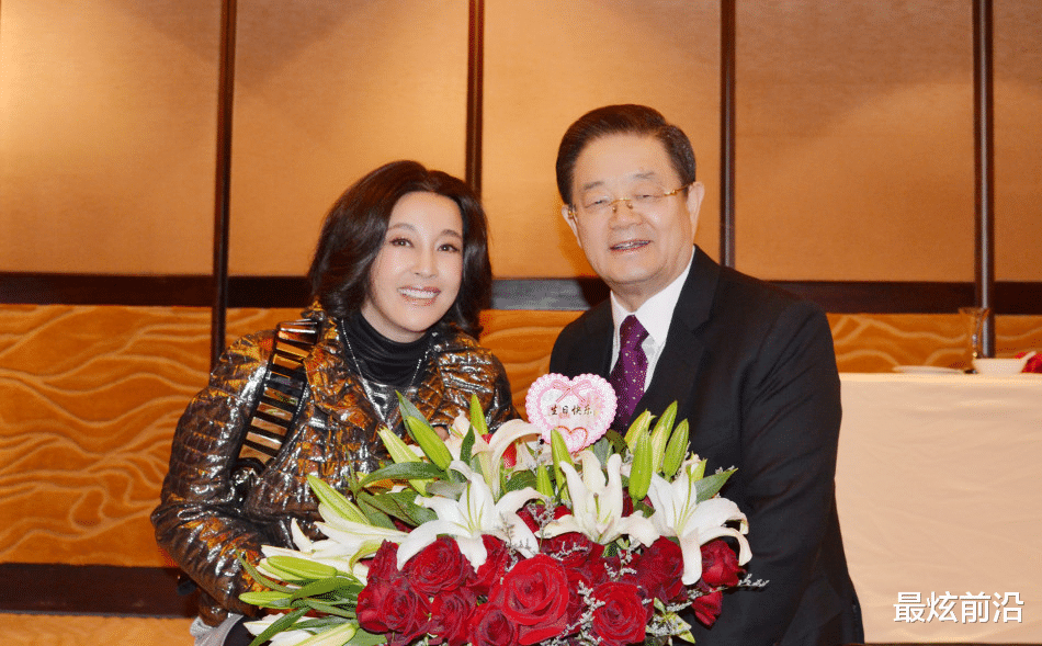 穿衣搭配|刘晓庆和老公同框!11岁之差像隔辈人,一个风韵犹存一个老态明显