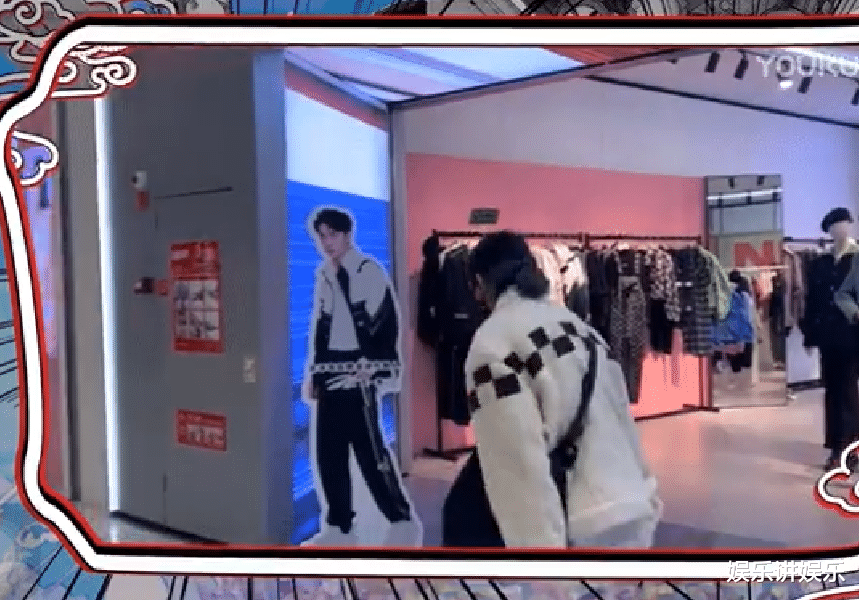 王一博|龙韵竹向王一博人形立牌鞠躬，粉丝：跟我一样有条件反射了！