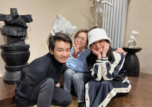 陈妍希|陈妍希替儿子发文庆生,首次公开小星星无遮挡正面照,侧脸像陈晓