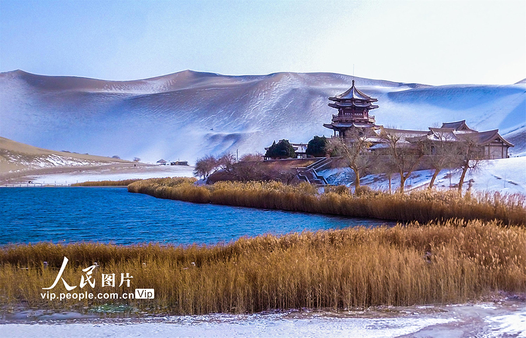 |甘肃敦煌：月牙泉雪后初霁景如画