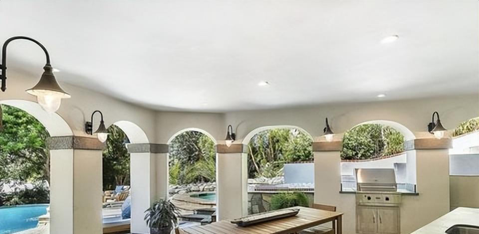 关晓彤|纯白挑高大厅！赛琳娜490万美金私人奢华豪宅曝光