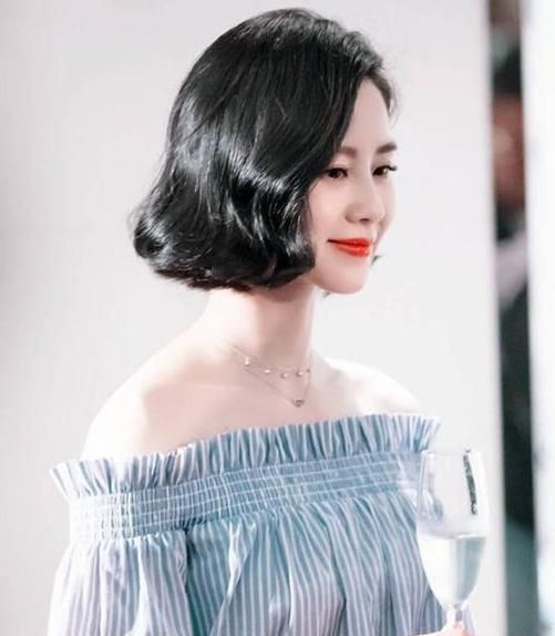 春夏穿搭 女人上了年纪后,为什么都喜欢“剪短发”?看到这些阿姨就明白了