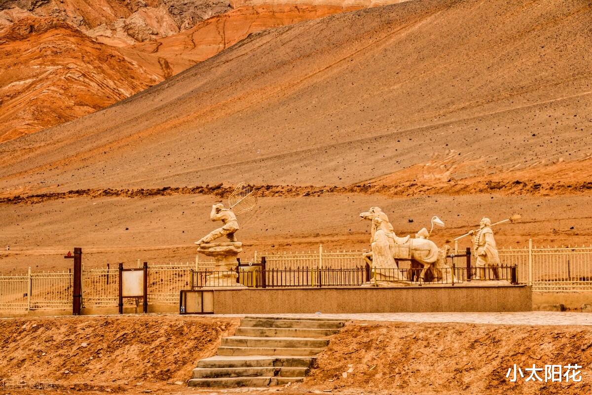 新疆火焰山景区，铁扇公主铜像被游客摸掉漆，难道是男游客所为？
